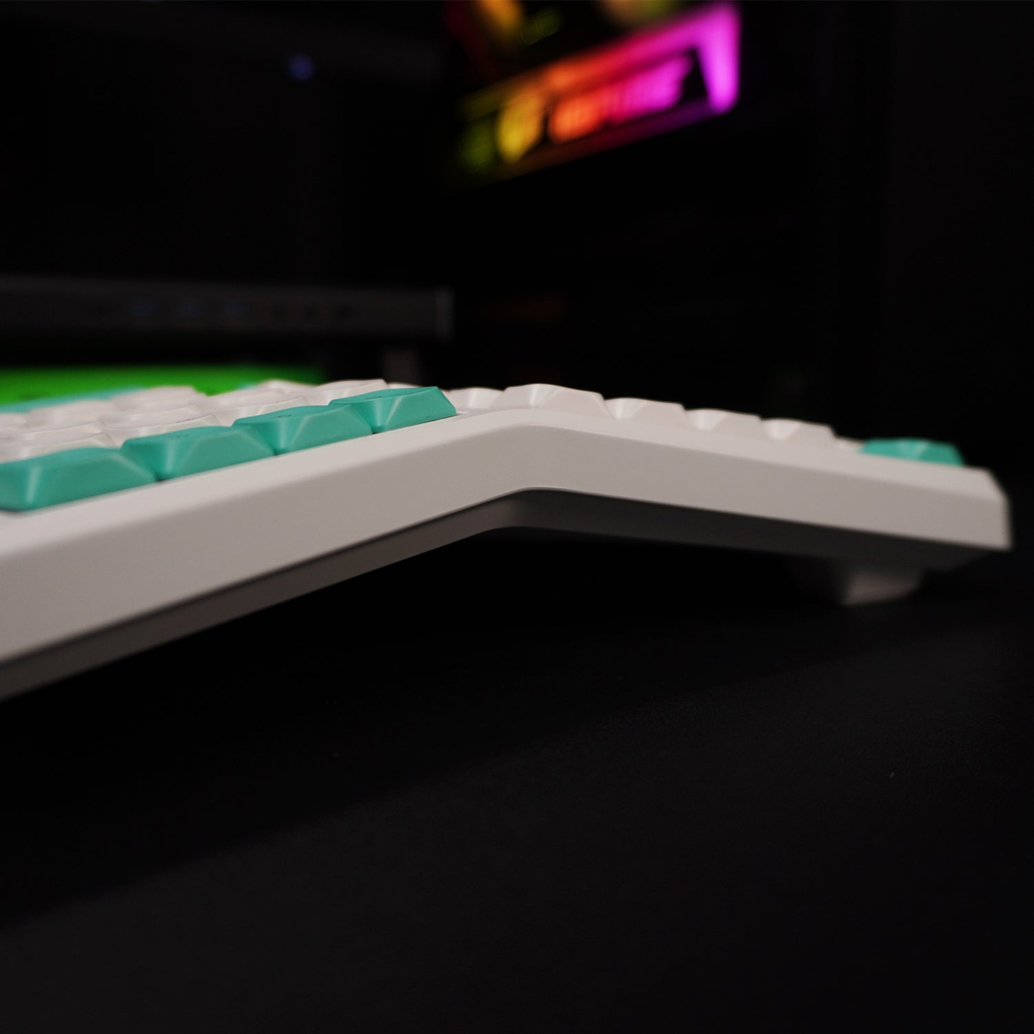 RK104: Split Ergonomic Mechanical Keyboard for Gaming & Office - RAGNOK