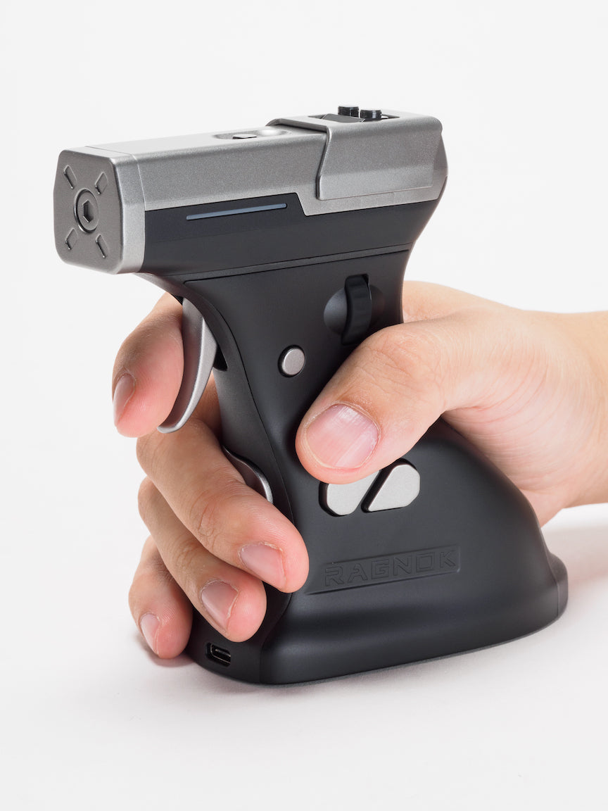 バカバカしくて俺は好き 意味もなく撃
 ちたくなる銃型ゲーミングマウス By 松永／三宅／ASCII